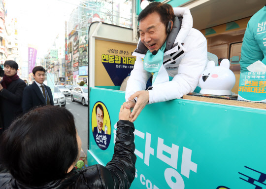 손학규 바른미래당 대표가 14일 경남 창원시 의창구 상남시장에서 시민들과 인사하고 있다. ⓒ연합뉴스